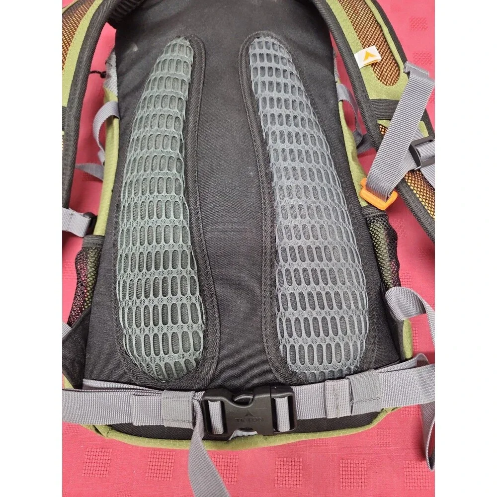 Teton Sports Oasis 1100 Hydration Backpack W Built In Raincover Olive Green EUC